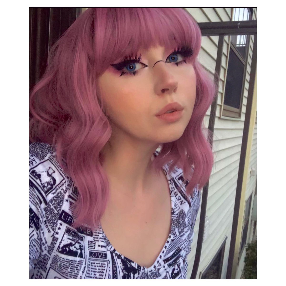 PineapplexMaddy's tweet photo. Enjoying life with #Pink hair https://t.co/F8OCltODlx
