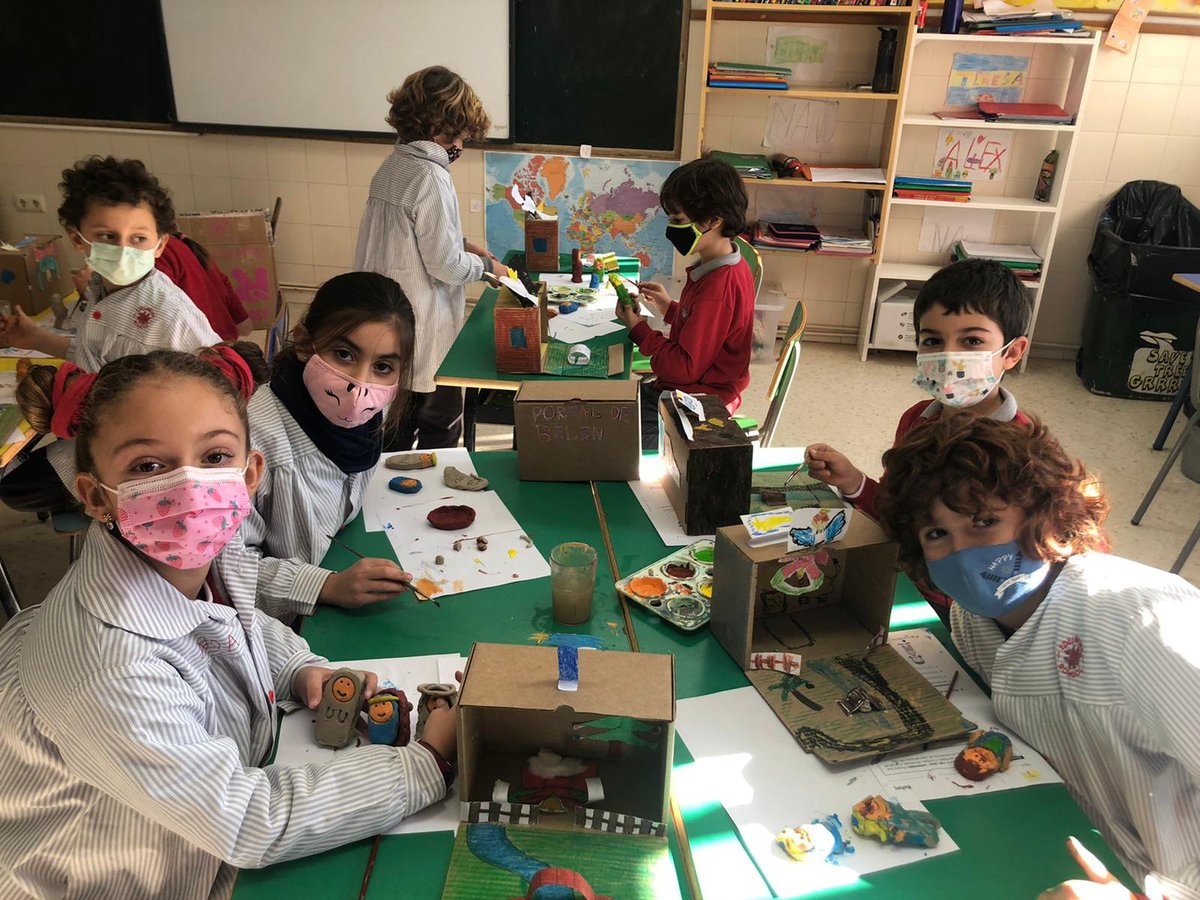 Edelweisschool's tweet photo. ¡Lo que nos gustan los Belenes en este cole! A los mayores y a los pequeños. Mirad qué bonitos les han quedado a los alumnos del grupo burbuja de #3PRIM. Con puentecito incluido. Están hechos unos artistas. https://t.co/3DNdj9fB6L