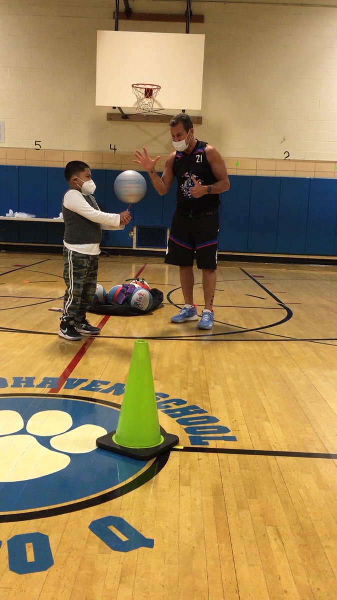 MrsHarrisonPS60's tweet photo. More fun with Jack “Black Jack” Ryan! Laughing &amp; smiling (under our masks) is a great way to celebrate the holiday season! Thank you again for coming to visit, @hoopwizard 🏀❤️ @PS60queens @frankdesario1 @FollowCSA @NYCSchools @District27NYC @PS66JKO @ps90_q https://t.co/RccUUH8JMz