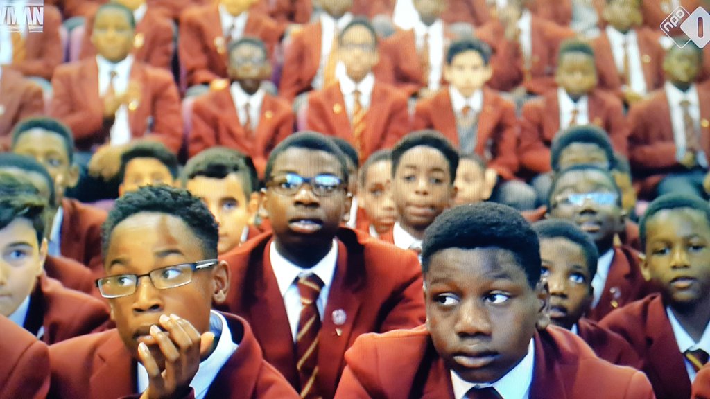 Ook al lopen er 43 culturen op het schoolplein rond, ieder kind telt...

Opnieuw een boeiende en ontroerende #klassen; zeker ook vanwege de vergelijking met het gedisciplineerde Engelse systeem op ern achterstandsschool waarin rust, reinheid en regelmaat de regel zijn.