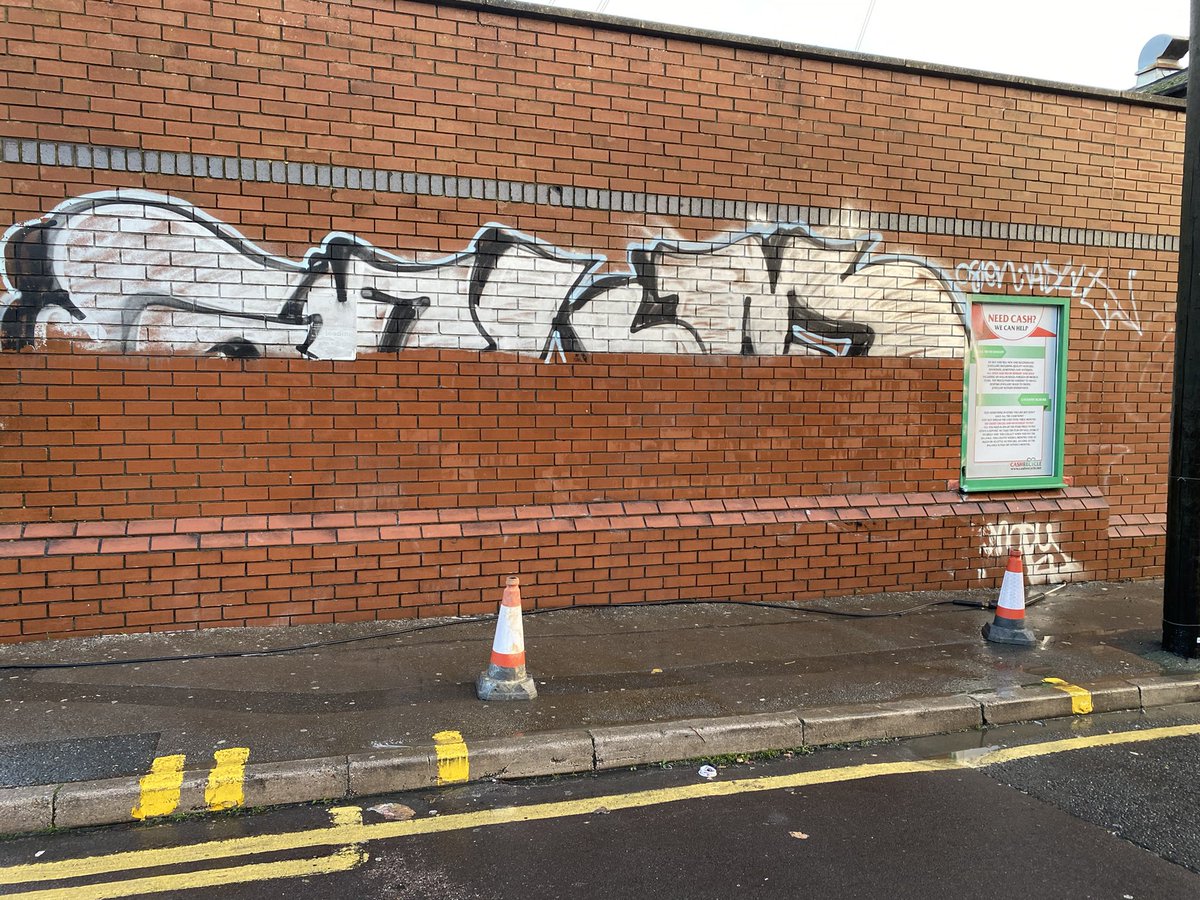 HedgeProDorset's tweet photo. A very satisfying graffiti removal job. Commercial premises are often the target of vandalism but receive little help from councils. With a quick response and fairly priced service, we are the choice of many local businesses! #Bournemouth #Dorset #graffiti https://t.co/TIuC6Y64dj
