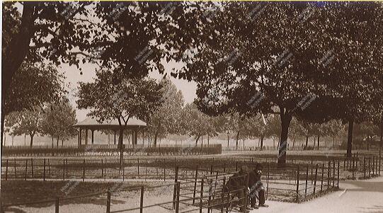 London Fields Hackney In 1275 the area of London Fields was common pastureland but the name of London Field is not found until the 1540s. It was one of several areas in Hackney with Lammas Rights. It is thought to have been called London Field because the paths with the most