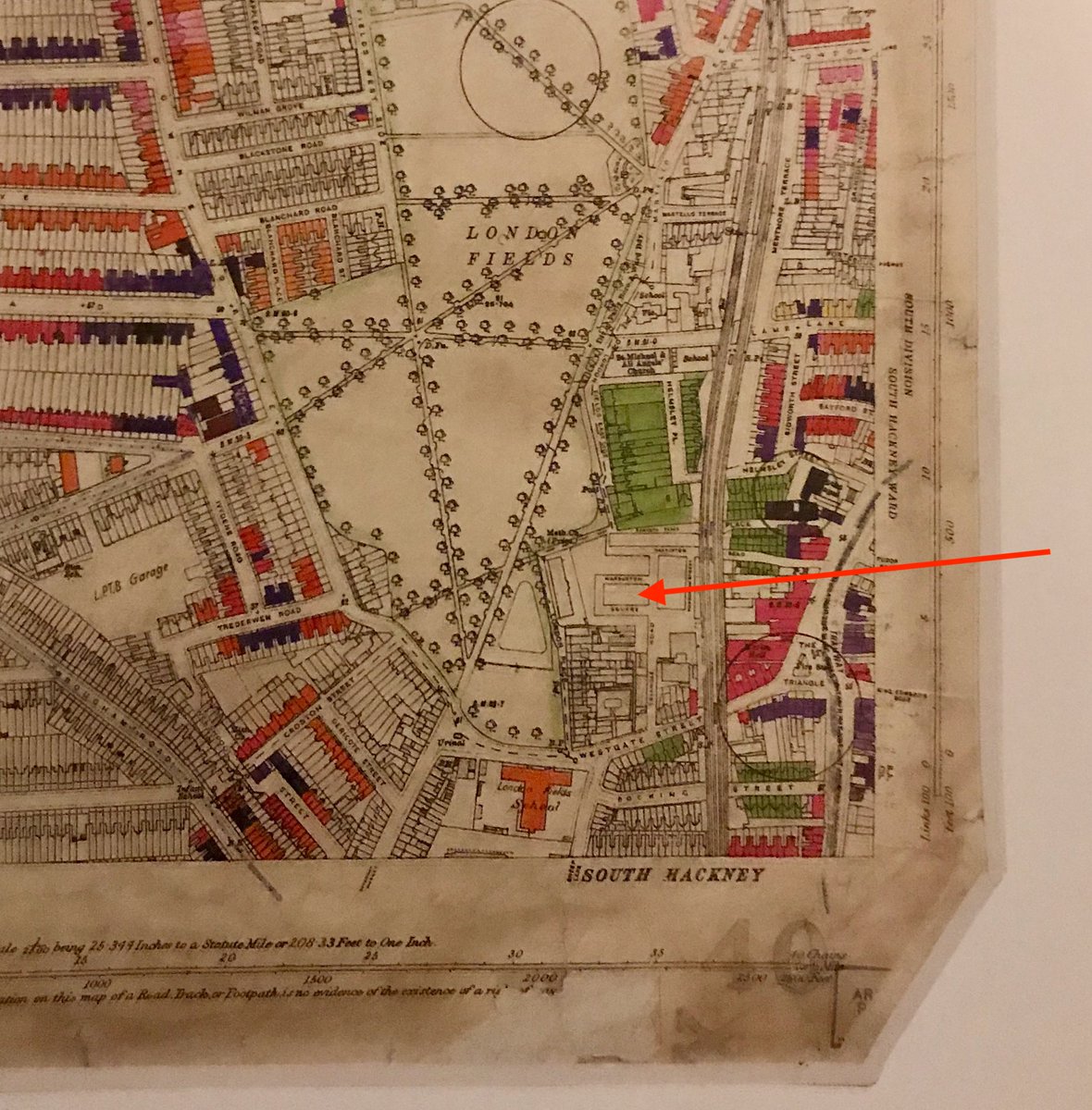 London Fields Hackney In 1275 the area of London Fields was common pastureland but the name of London Field is not found until the 1540s. It was one of several areas in Hackney with Lammas Rights. It is thought to have been called London Field because the paths with the most