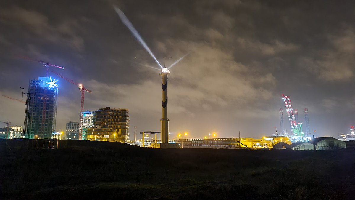 rfaes's tweet photo. De ster van Bethlehem is nedergedaald in @oostende. Als nu het #coronavaccin nog nederdaalt dan kunnen @Barttommelein en zijn burgers met sprankelende hoop 2021 binnentreden. https://t.co/JfhWrASkmf