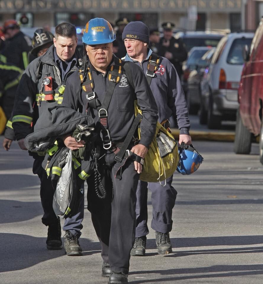 BFDRescue2's tweet photo. #Throwback reported jumper - companies deployed the airbag. Photo credit our good friend George Rizer. #TechRescue #BFDRescue2 #BostonRescue2 #Rescue2 #BFD #BostonFire #BostonFireDepartment #Boston #Firefighter #Rescue #BostonFireRes2cue #BFDEngine42 #Boston_Res2cue #BFDE42R2D9 https://t.co/LoKtQ8DXyr
