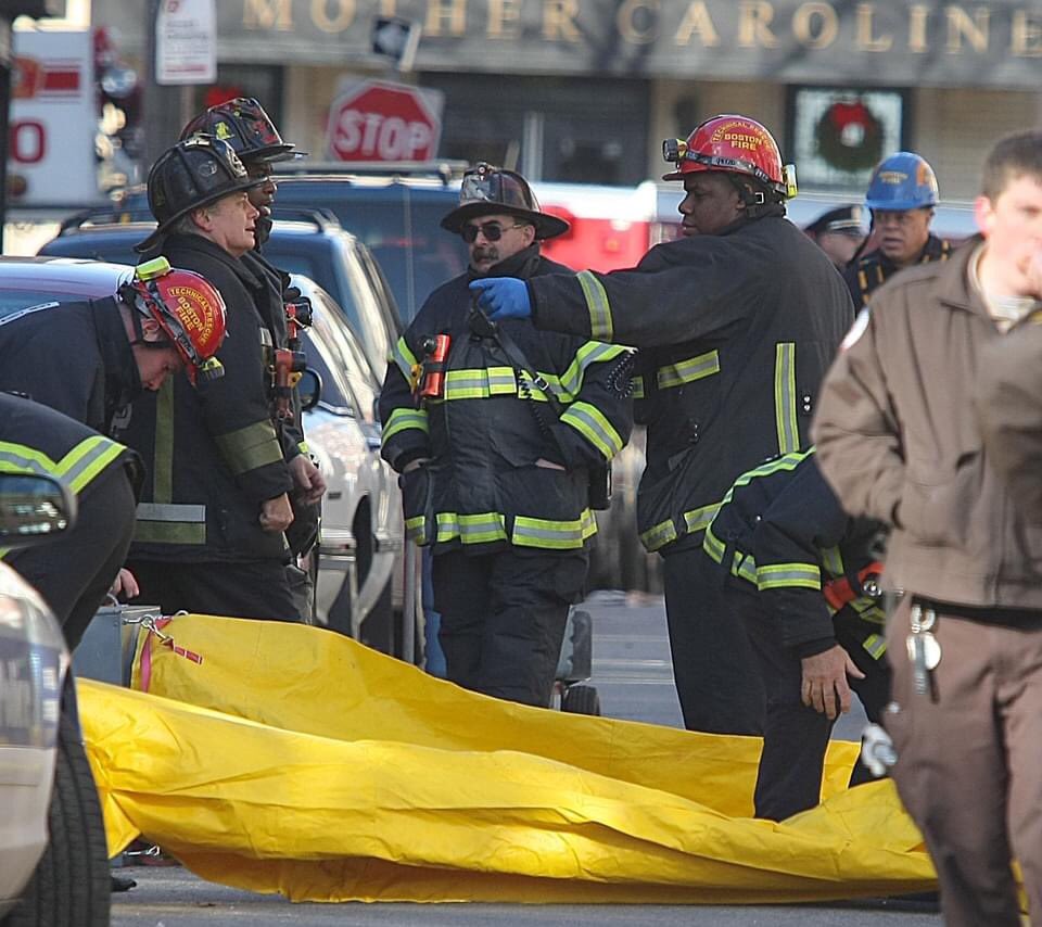BFDRescue2's tweet photo. #Throwback reported jumper - companies deployed the airbag. Photo credit our good friend George Rizer. #TechRescue #BFDRescue2 #BostonRescue2 #Rescue2 #BFD #BostonFire #BostonFireDepartment #Boston #Firefighter #Rescue #BostonFireRes2cue #BFDEngine42 #Boston_Res2cue #BFDE42R2D9 https://t.co/LoKtQ8DXyr