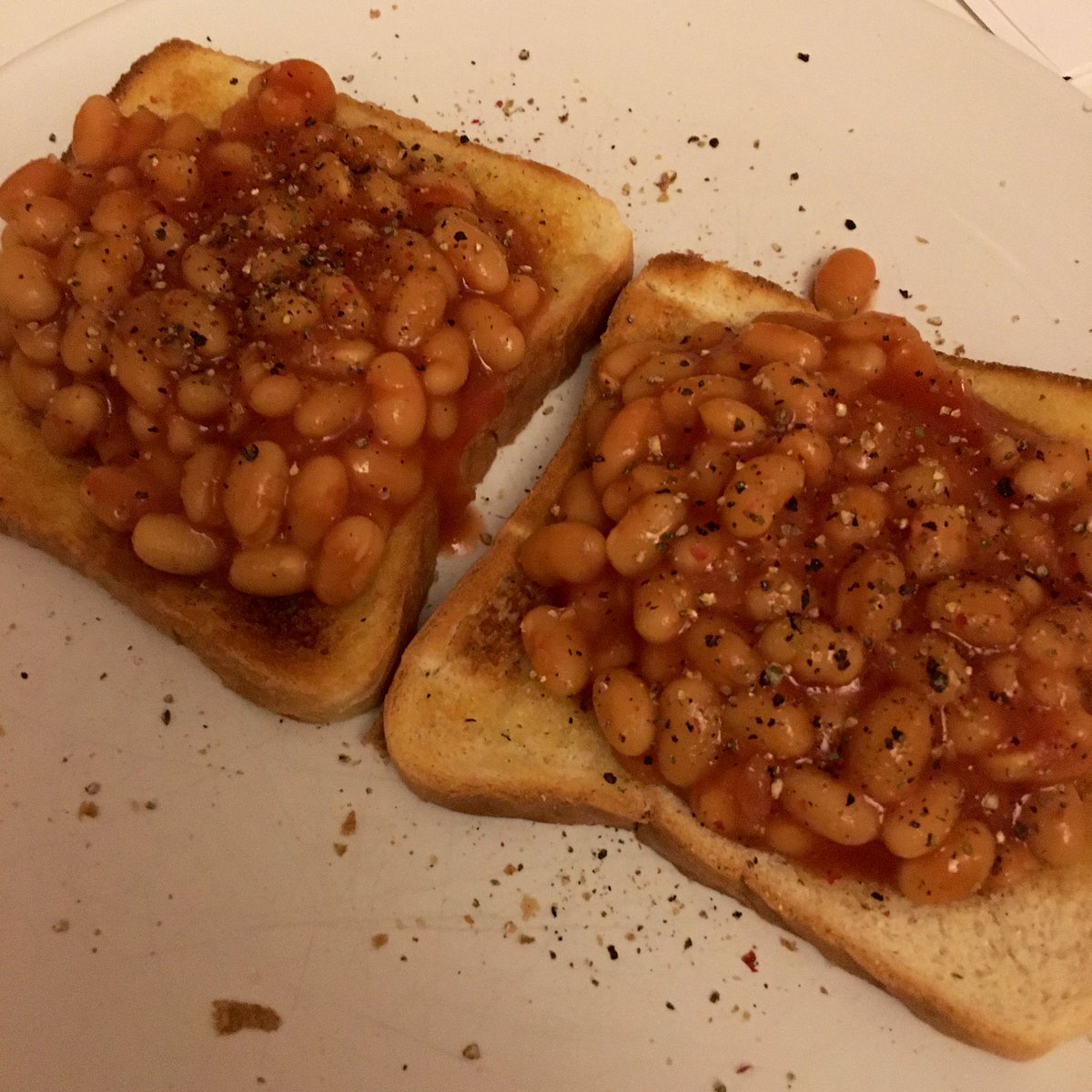 TheBigGayAl's tweet photo. Sometimes all you want is a light, comforting supper, and Heinz baked beans on toasted rubbish white bread is hard to beat. #TeamHeinz #LotsOfButter https://t.co/YyT0zY8iRf