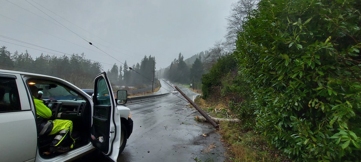 wspd8pio's tweet image. #GraysHarbor: WB SR 12 at MP 2 (approximately 1/2 mile east of #Aberdeen) is partially blocked due to a power pole damaged by a fallen tree. 

Please #SlowDown &amp;amp; #StayAlert if you are in the area. 

Additional lanes may have to be blocked as crews work to repair the damage.