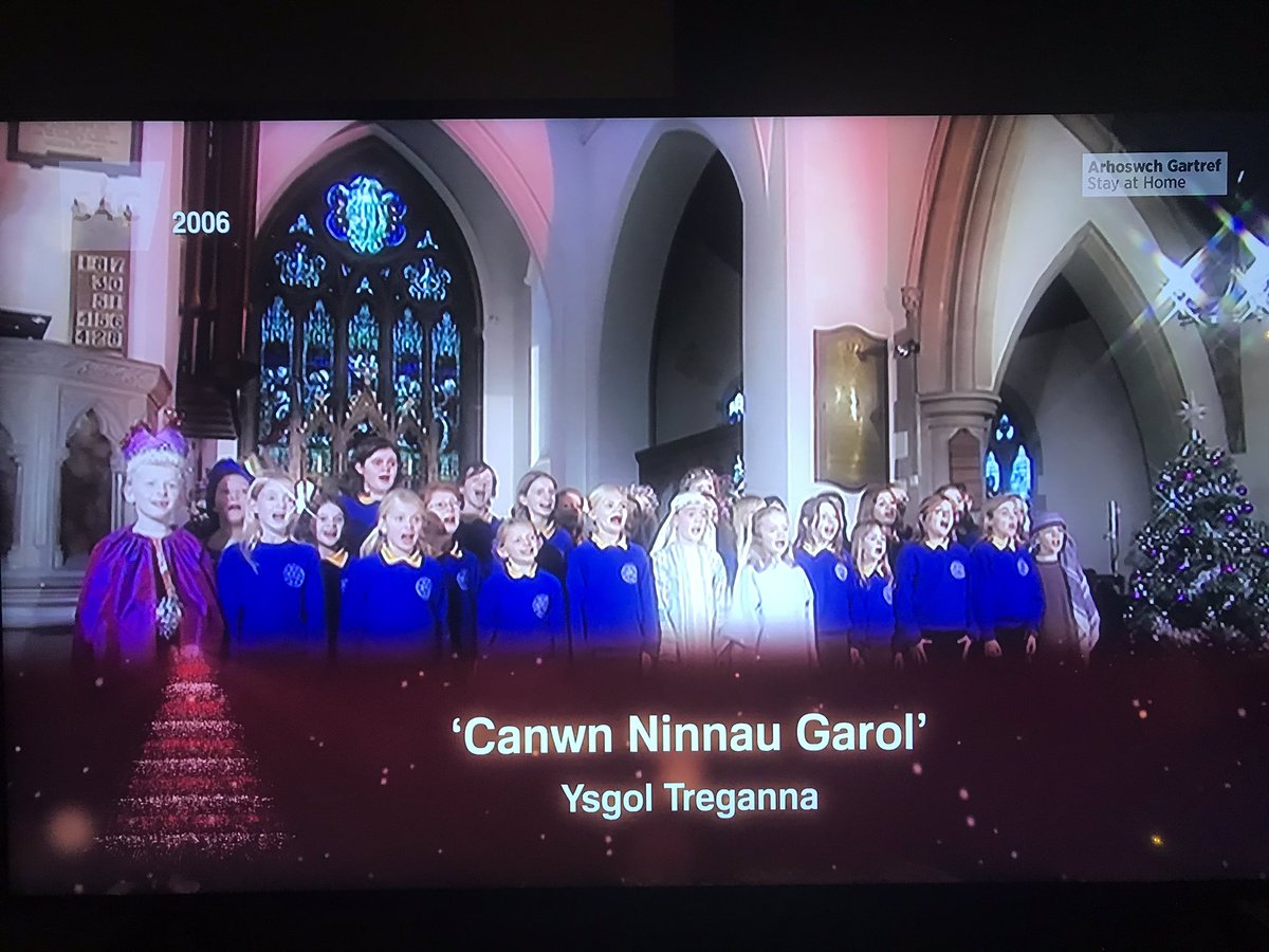 SiarterTreg's tweet photo. wel am hyfryd edrych nôl ar glasur o garol @YsgolTreganna o 2006 😍⭐️👏🏻da iawn mrs roberts a’r criw yn rhaglen #carolyrŵyl gobeithio fod pawb yn teimlo’n nadoligaidd erbyn hyn 🎄🎅🏻llongyfarchiadau i bawb 👏🏻 https://t.co/ZBXpm4JlgW
