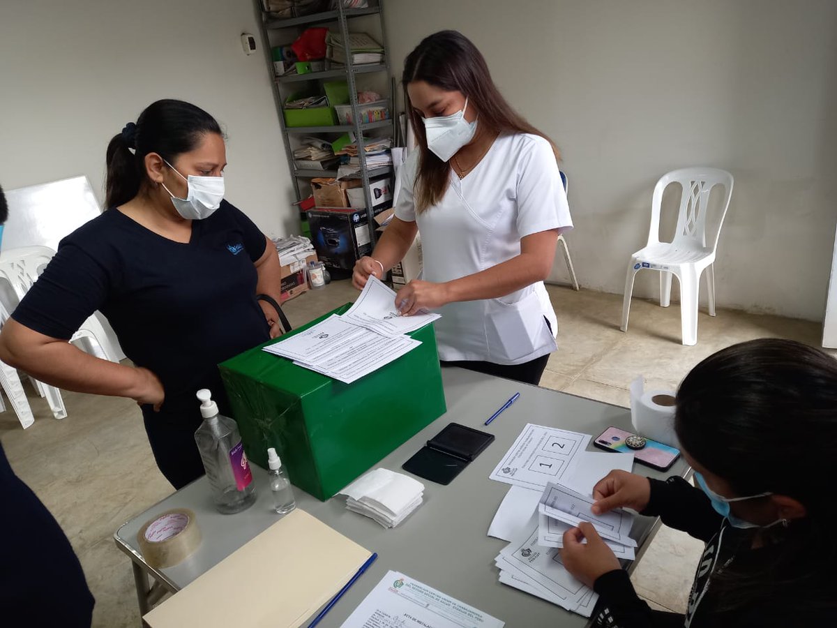 FedCut's tweet photo. Felicitamos el proceso de elección democrática de la nueva Junta Directiva del Sindicato Centro Union de Trabajadores de la Base Chincha de la Red Asistencial Ica - EsSalud. Saludamos al compañero José Luis Pérez Franco por haber sido elegido Secretario General de dicha base. https://t.co/0zKKgne3w7