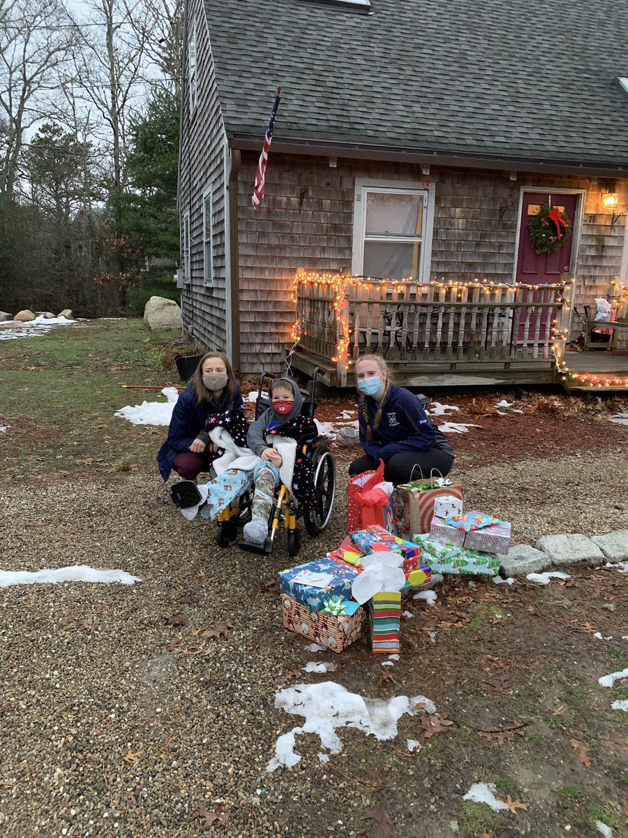 maggiedeverr's tweet photo. such a cool dude!!! So amazing meeting you!!! #STAYSTRONGHUNTER wishing you a very happy xmas and an even better birthday!!! @CapeCoachOC @leahnash23 @MonomoySharks @MonomoySchools  The Monomoy Girls Basketball Team hopes you enjoy your gifts!! https://t.co/4d2KW1h5Cn