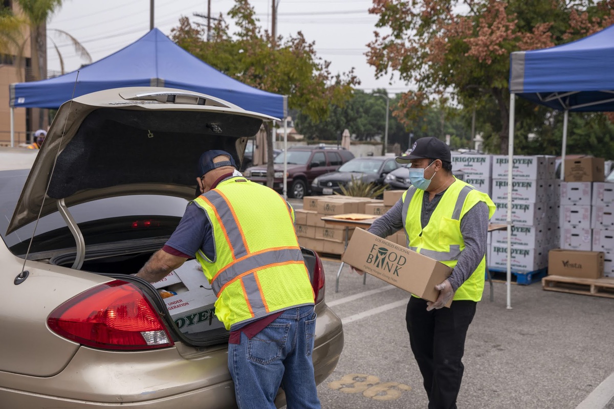 LAFoodBank's tweet photo. Thanks to our friends at Coupon Cause, all new monthly donors will have their initial gift TRIPLED through the end of 2020! Join the fight against hunger when your food-insecure neighbors need us the most. https://t.co/GiuR3zIp7h https://t.co/yrSmYZlKTz