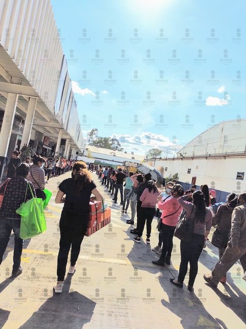 JCarlos_Valerio's tweet photo. #Ahora || Reportan largas filas para ingresar a una tienda de venta de artículos por catálogo. No respetan la sana distancia. #Puebla https://t.co/GhV2mwXqwV