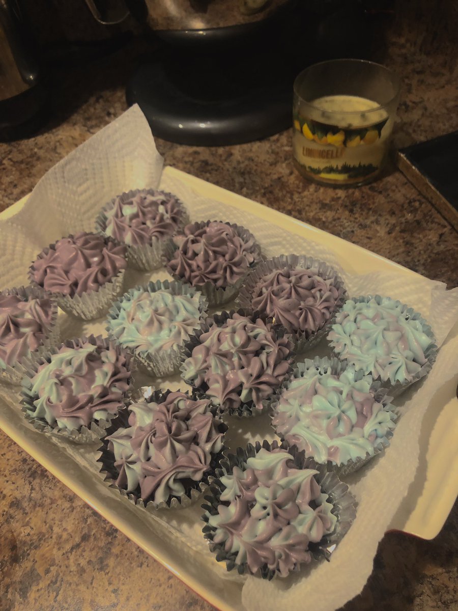 StellaPecora's tweet photo. I love to bake but I rarely bake cookies. Sugar cookies during Christmas is the exception! But I always throw in a key lime pie and some “non-holiday themed” desserts! #12DaysofStallionSpirit #StallionStrong https://t.co/sSqzmSFqDR