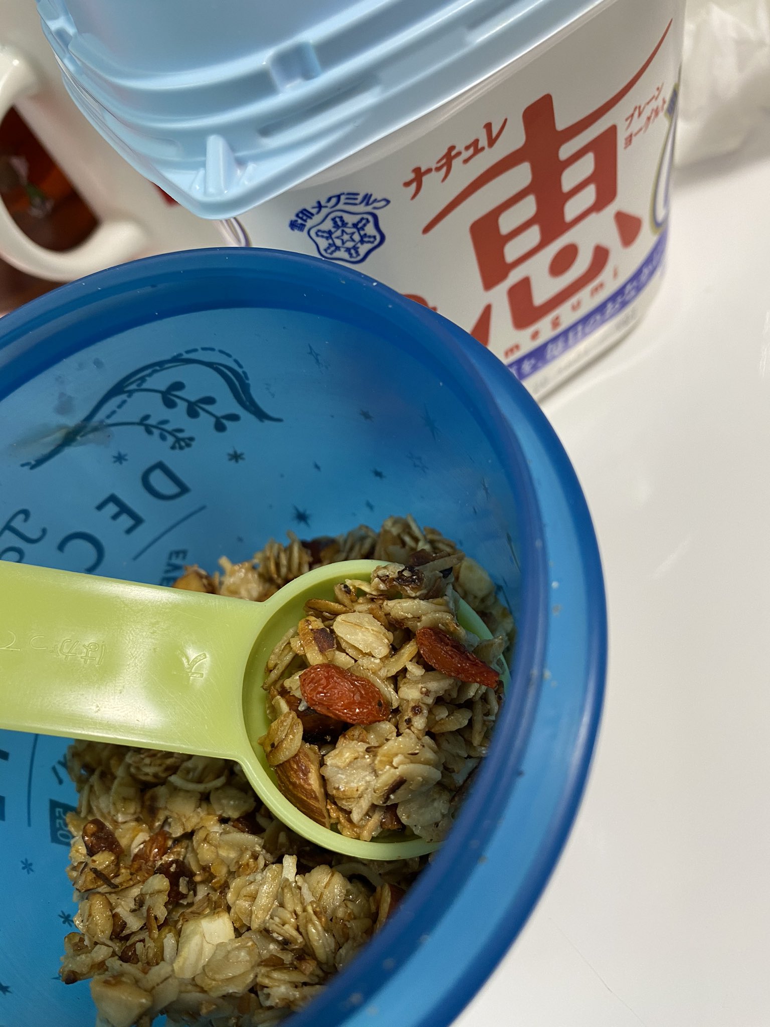 Kumageraduck 最近ハマっているの 手作りが断然美味いグラノーラ 低gi値のアガベシロップとメープル 混ぜて 大好きなナッツは荒めに刻む 前は牛乳派だったけど 今はヨーグルトが良き 会社に置きヨーグルトと 置きグラノーラしとるおばさんです Kumageraduck 最近ハマっているの 手作りが断然美味いグラノーラ 低gi値のアガベシロップとメープル 混ぜて 大好きなナッツは荒めに刻む 前は牛乳派だったけど 今はヨーグルトが良き 会社に置きヨーグルトと 置きグラノーラしとるおばさんです