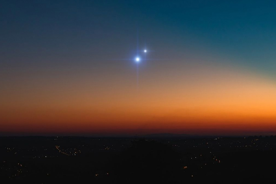 soy_502's tweet photo. 📸 IMÁGENES | Danza celeste entre Júpiter y Saturno durante "Gran Conjunción"

Estas son las impresionantes fotografías captadas en otros países: https://t.co/jtJlcqNgld https://t.co/brNnVR0ol5