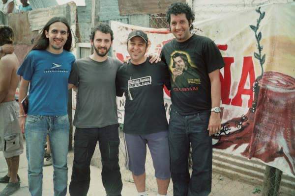 Con <a href="/FranMatiozzi/">Francisco Matiozzi Molinas</a> , <a href="/Mortalata/">Capitán Mortalata</a>  y <a href="/GurevichLuis/">Luis Gurevich</a> en la casa del Pocho Lepratti !! Hermoso recuerdo. 
No olvidamos en Santa Fe  a los asesinados el 19 y 20 de diciembre  de 2001 por orden de Reutemnan. MEMORIA