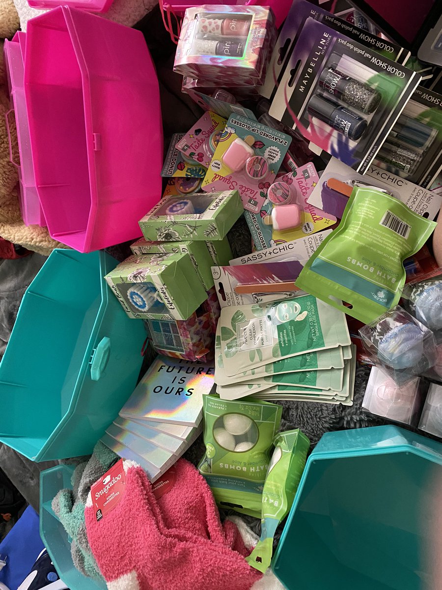LittleMissFlint's tweet photo. Making these self care kits for some of our teen girls is one of the best ideas I have had, need to restock on supplies. #SantaMari https://t.co/38uSVWRNE9