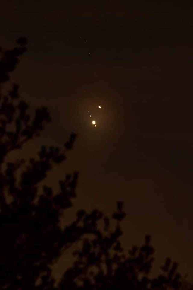 saturninsta's tweet image. Así se despide el 2020: La gran conjunción entre Saturno y Júpiter, y una luna espectacular.