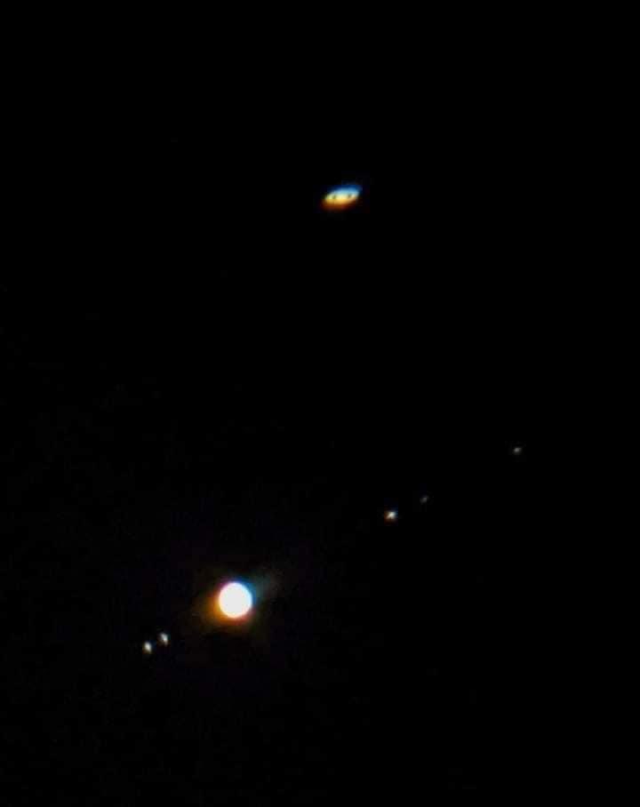 saturninsta's tweet image. Así se despide el 2020: La gran conjunción entre Saturno y Júpiter, y una luna espectacular.