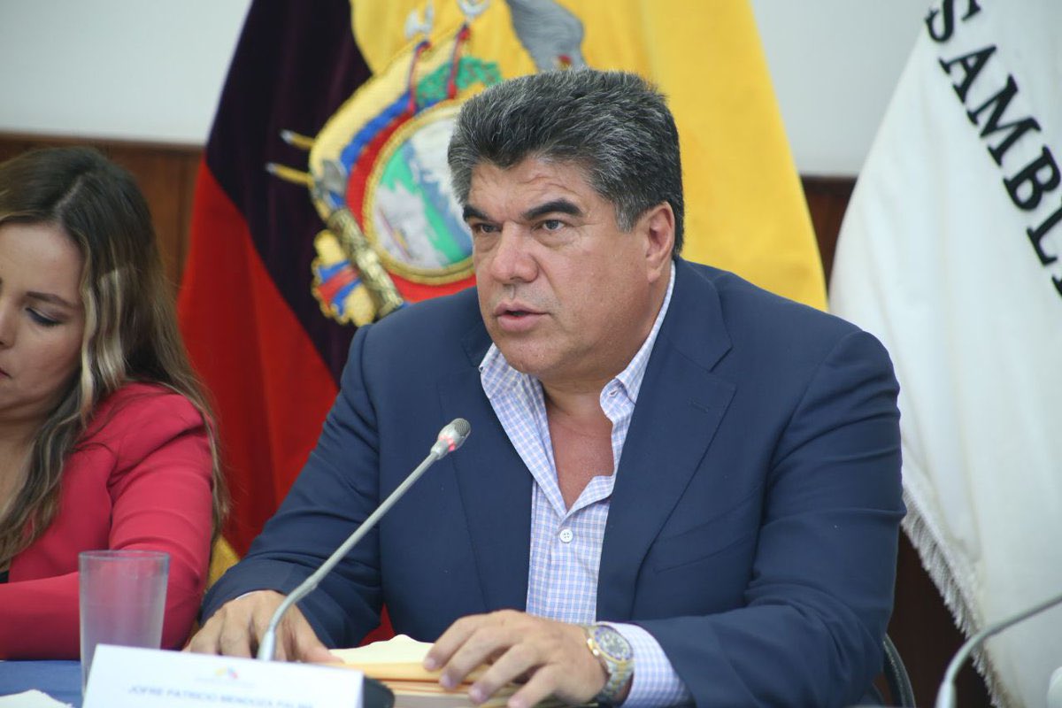 tuiteromovil's tweet photo. Medios de comunicación de la ciudad de #Quevedo confirman la muerte de Patricio “ El Cholo” Mendoza, actual candidato a la asamblea por la provincia de Los Ríos, movimiento Avanza, los asesinos cometieron el hecho mientras el político salía de una entrevista. https://t.co/nlJHmg3pKm