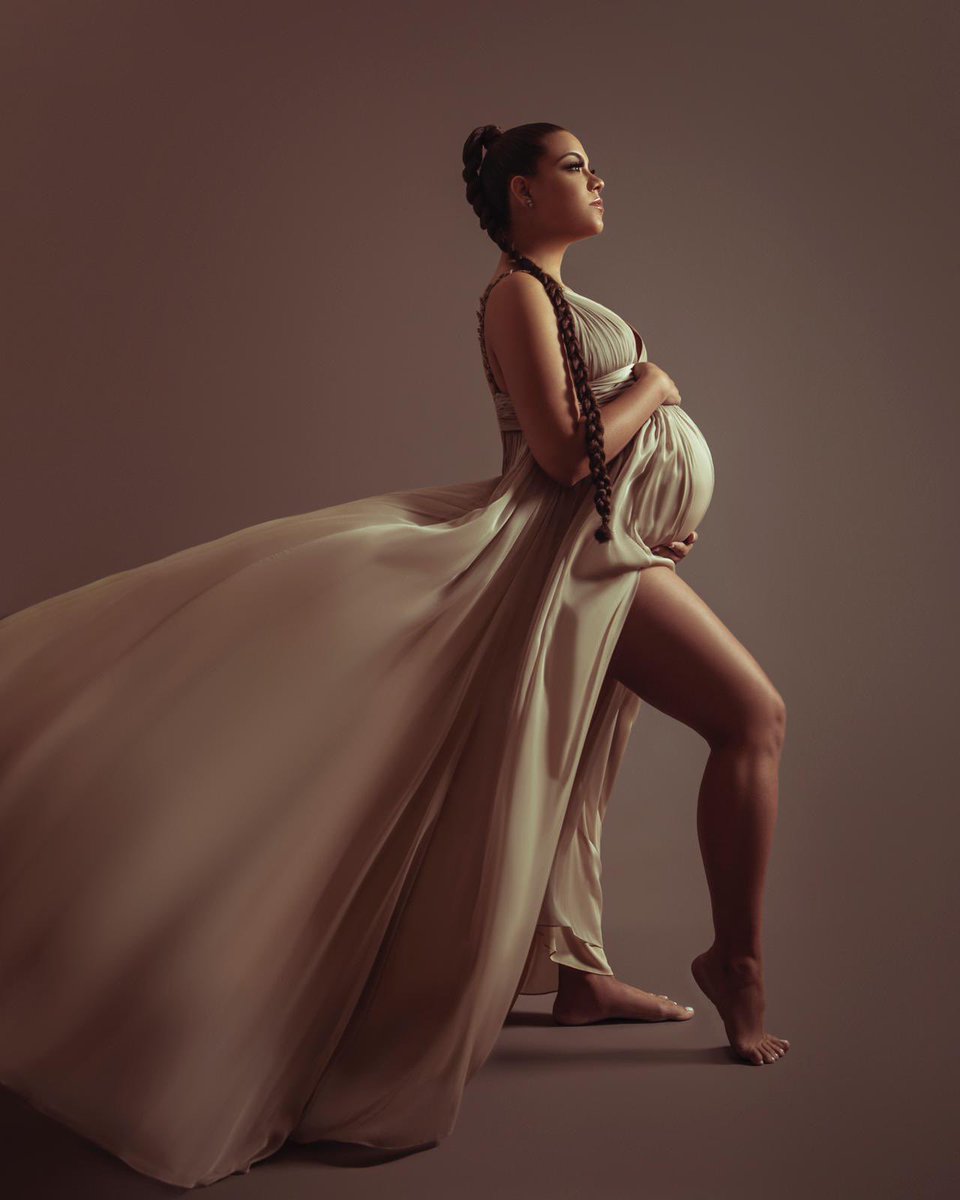Ella está vestida de fuerza y dignidad y se ríe sin temor al futuro 🤍✨
Contando cada minuto para conocerte🤰🏼@yaskacrespo 👩🏻‍💻
@guilliani_ 📸@emanuelmua 💄@droyalbride 👗#BabyOnBoard #MommyToBe
#MomOfTwo
#BabyBaezMarquez