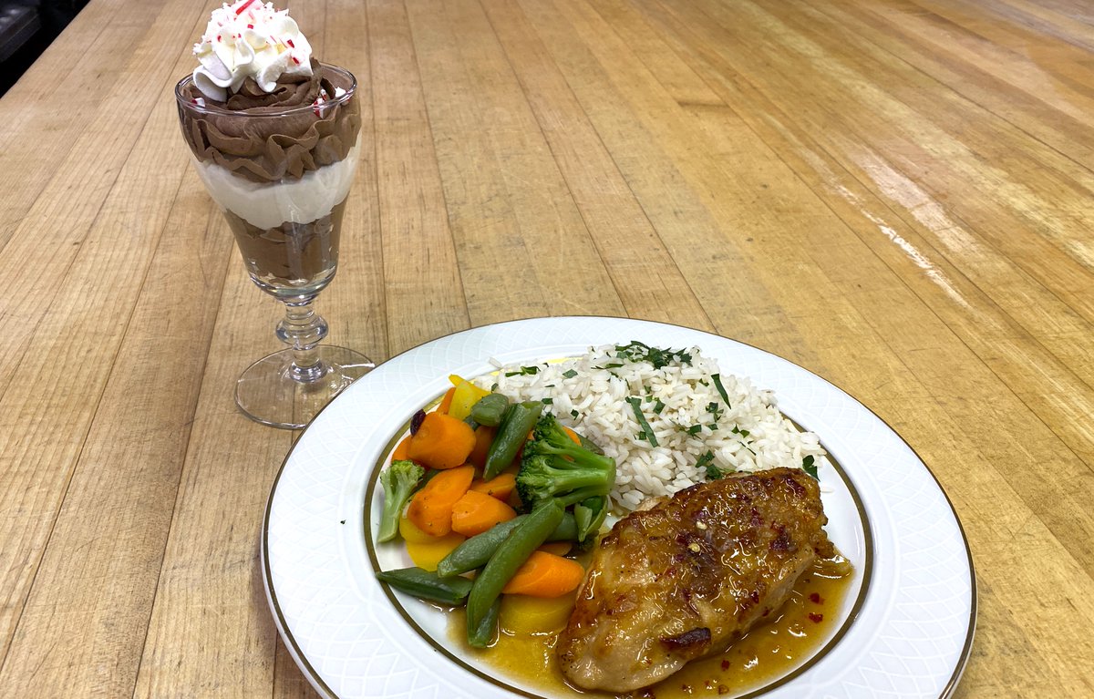 SaintAnselm's tweet photo. Exciting food news, Anselmians! You can now make the famous apple-maple glazed chicken from Davison Hall right in your own home. Plus, a bonus chocolate mousse. Just click this link for a step-by-step video AND recipes from  @AnselmianDining. 🍎🐔😍 

https://t.co/QXF5ljvURl https://t.co/AyJsre1B6Y