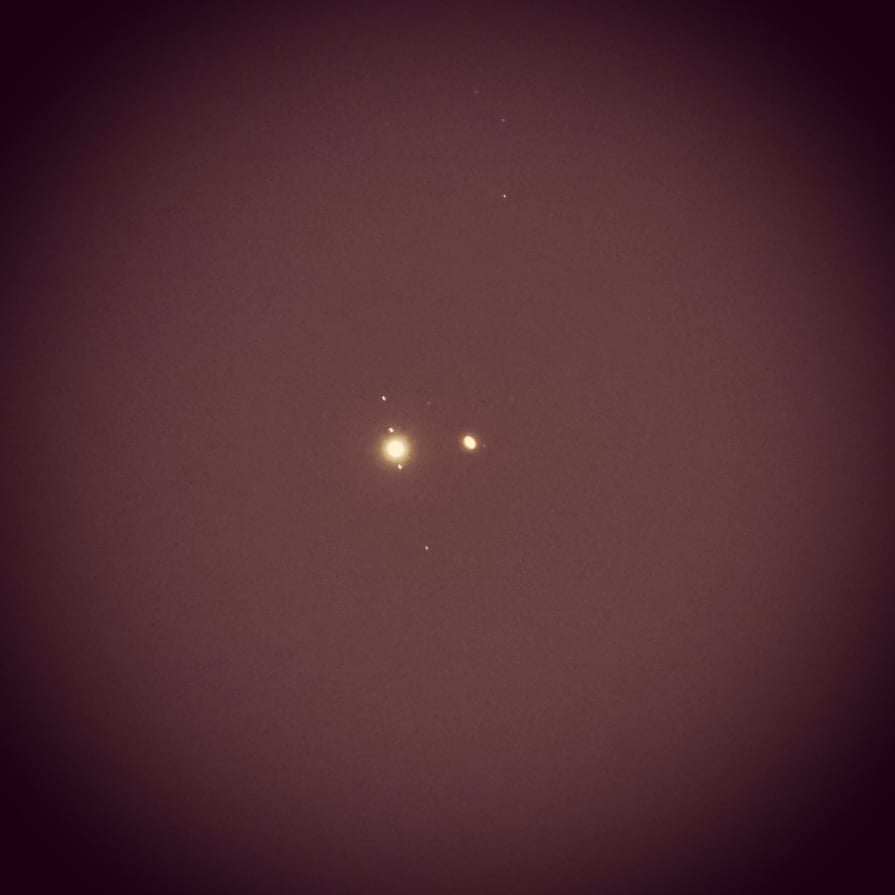 Lo mejor que pude observar de la Conjuncion de los Planetas Júpiter con sus 4 lunas y Saturno...