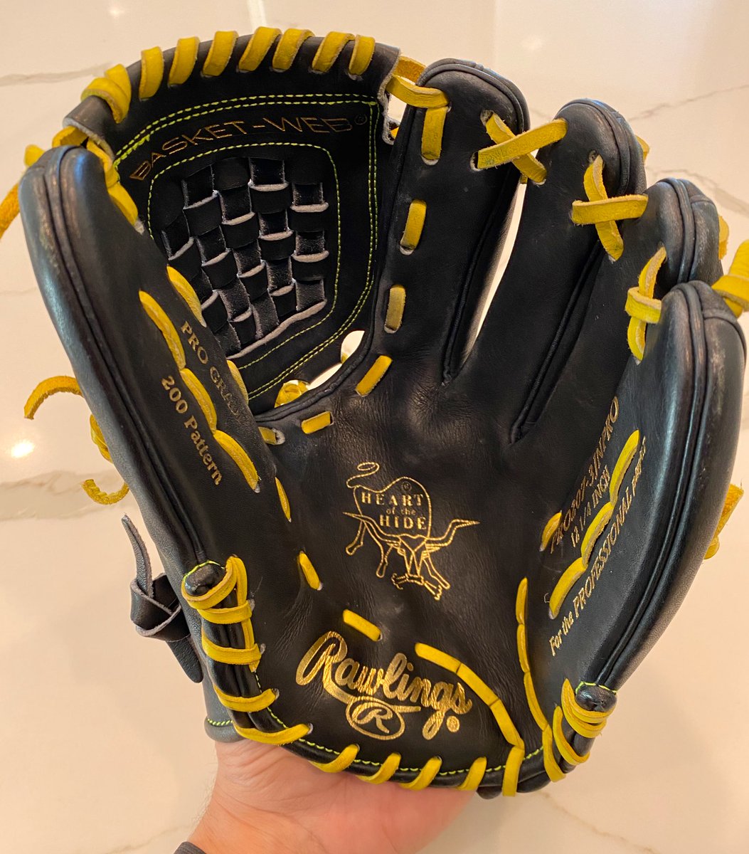 Hey Brewers fans, I have a parting gift from my time in MKE. A Brewers themed glove I’d love to give to a new home this holiday season! Navy blue glove, yellow laces, and state motto stitched on the glove. RT for a chance to win! I’ll DM the winner 12/23. Good luck and cheers 🍻