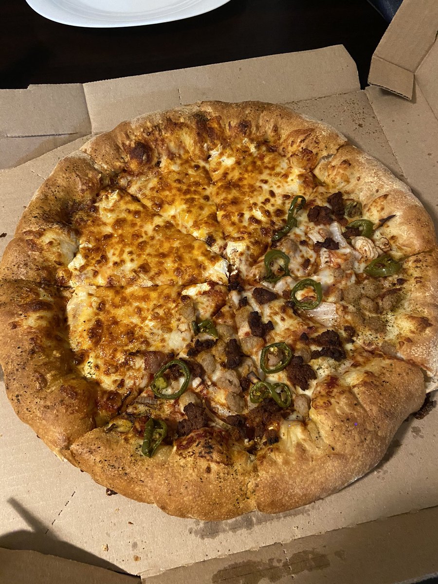 Que porquería de pizza de <a href="/DominosPizzaMex/">Domino's México</a>, <a href="/dominos/">Domino's Pizza</a>. Más masa que ingredientes, mal cortada, mal proporción! Y ni cómo reclamar, al final, solo se disculpan, pero que malos estándares de calidad! <a href="/PizzaHut_Mexico/">Pizza Hut Mexico</a> ustedes también le fallan así a los clientes? 🤔💔🍕