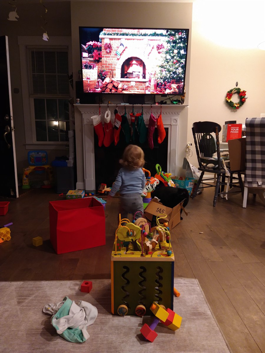 BoxGizmo's tweet image. It took a lot of scrolling on the app, but I found the 10 hour 8k yule log video from last year @linusgsebastian @floatplanemedia