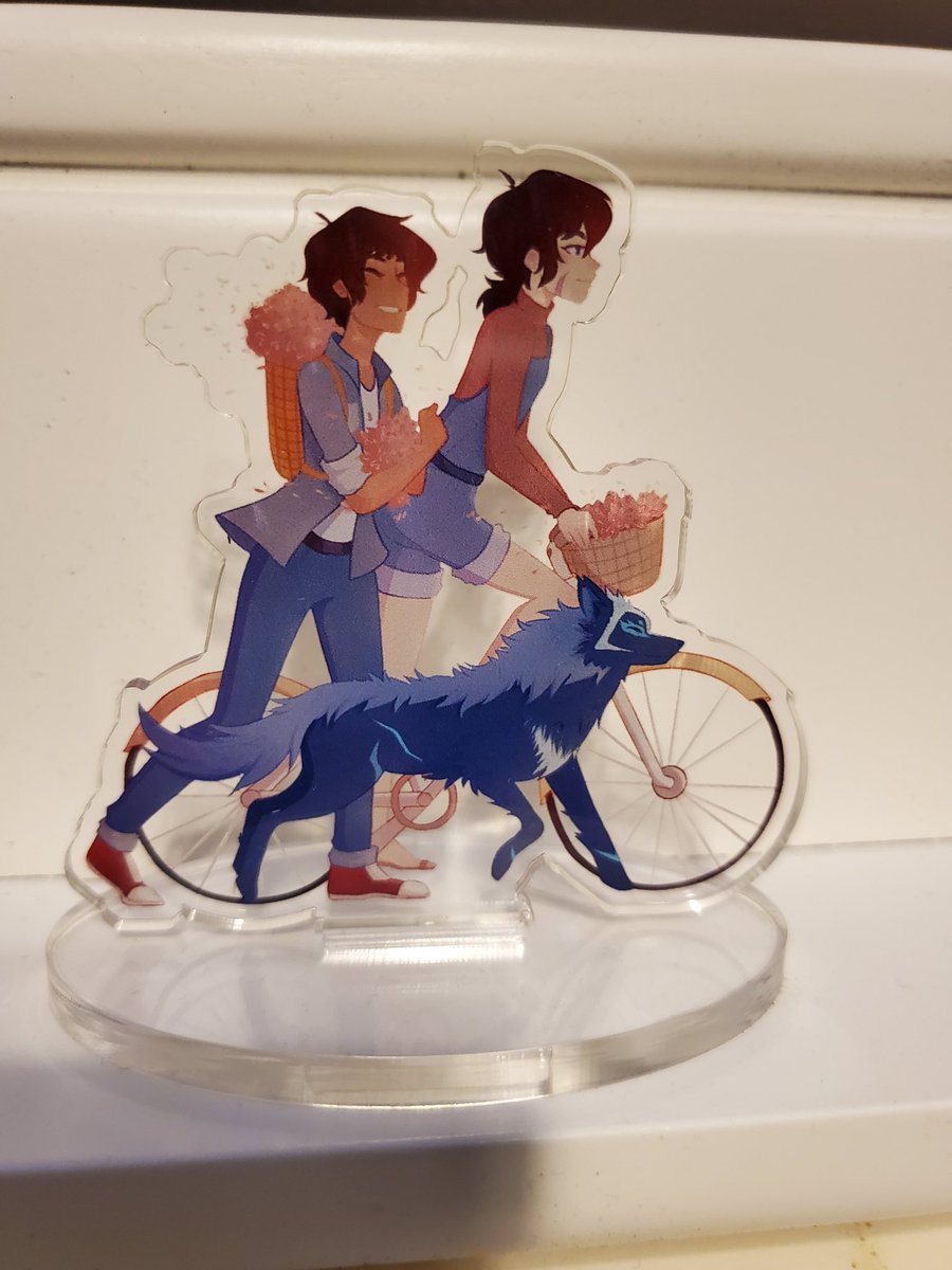 KlanceEverAfter's tweet photo. Bonus merch that is up for sale in the shop now! Limited supply! 
Print: @Kurdupel113
Charm: @viraseii
Standee: @dezziena
https://t.co/KMuv3CNkM4
#klance #klancemerch #klanceart #klancecharm #klancestandee https://t.co/ihGjV6ZTqu
