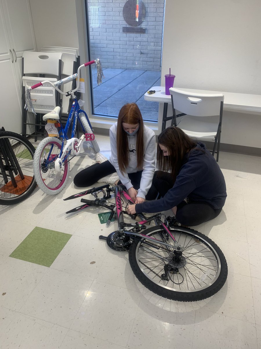 leoclubperry's tweet photo. This afternoon, Leo members worked hard with the charity Candle Wishes to assemble bikes for disadvantaged children to receive on their birthdays! Thank you to everyone who came and made a difference!😌❤️🦁 #gopumas #community #leoclub https://t.co/IGIYPldacJ