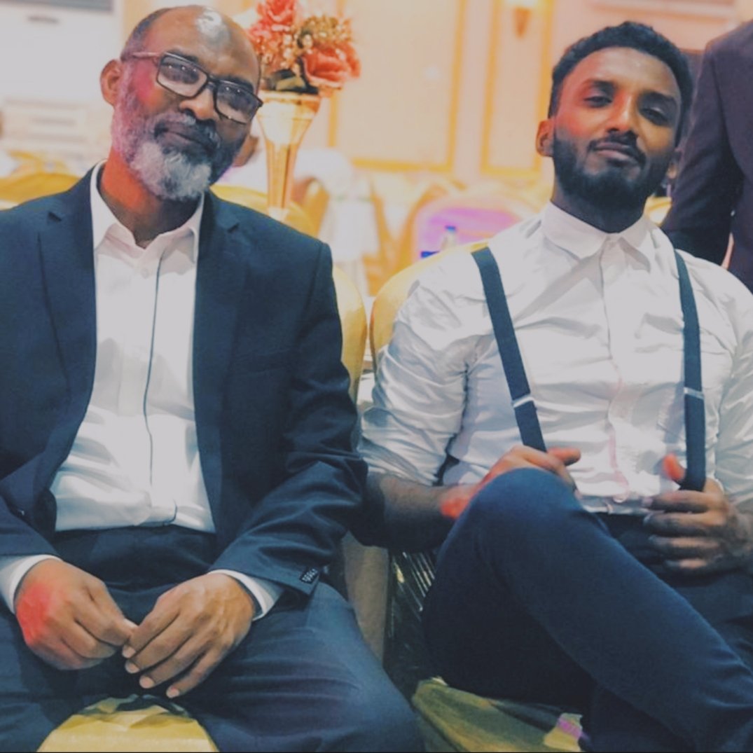 ليت الآباء يصغرون كل عام !
ليتهم لا يشيبون ابداً 
ليتهم يبقون طويلا جداً 
إلى ان يولدو من جديد !
فالحياة بدونهم لا تبقى حياة.. 🖤