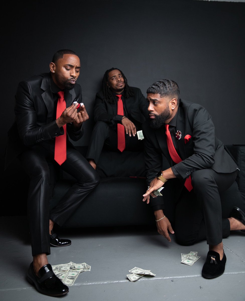DidYouMissMePod's tweet photo. D’Lai: My new super power is I can roll a 7 anytime. Watch!
Fool: DD...This nigga about to lose like he did when he lost my $300.
Billo: These niggas don’t know. We about to use this money to put on the next roast. https://t.co/lyckKVIcEy