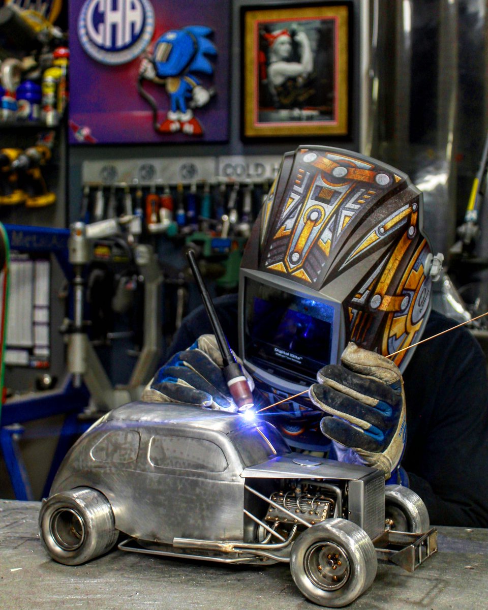 cold_hard_art's tweet photo. Another Christmas gift completed 5am is for going to bed not waking up #welding #tigwelding #Christmas #millerpartner #arczonepropartner #artist #sculpture @MillerWelds @CKWWInc @tricktools @arczone @PFERD_NA @ARPBolts @hotrodmagazine @MotorTrend https://t.co/qepRmAKuCB