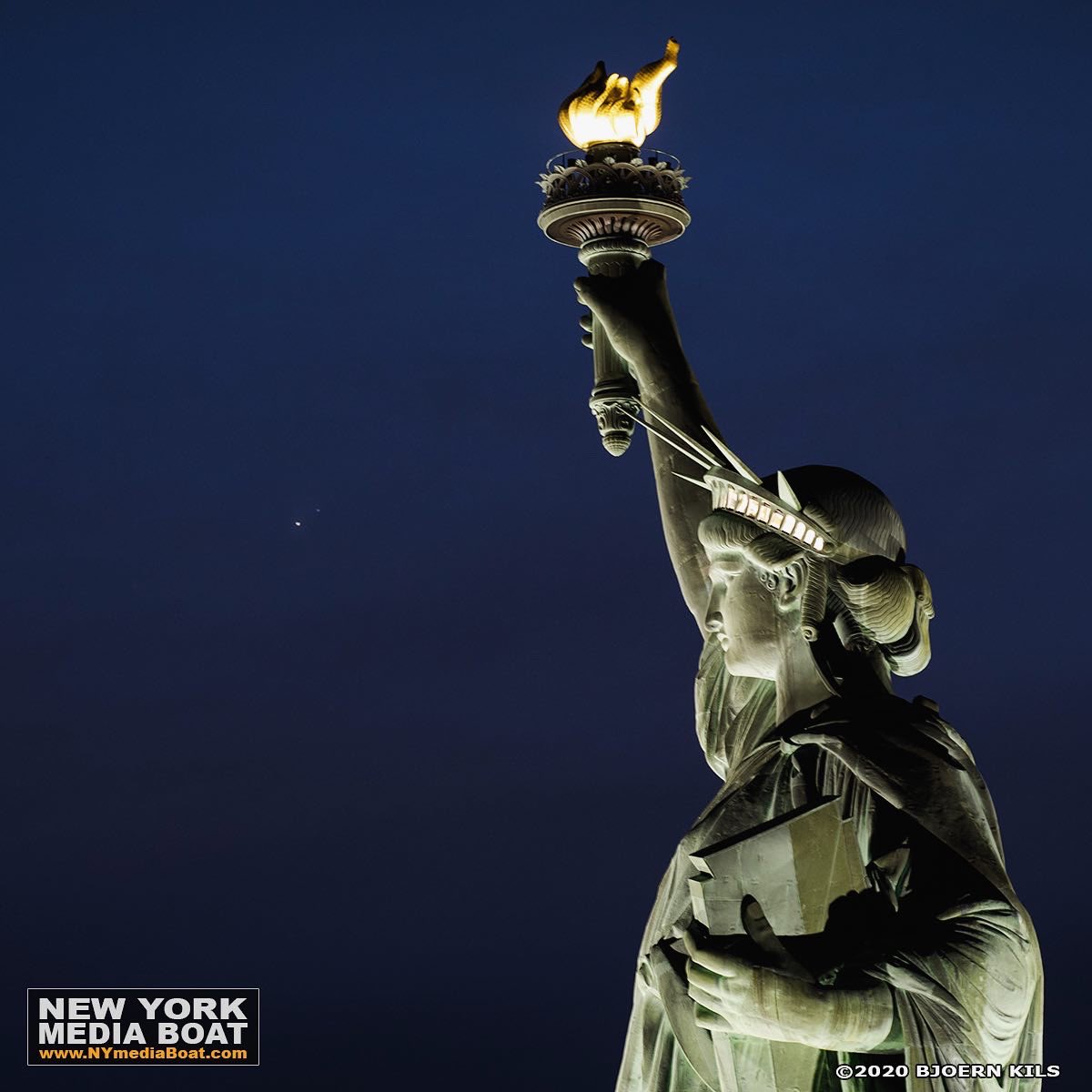 The #GreatConjunction2020 of #Saturn and #Jupiter on #wintersolstice2020. Look closely and you’ll see both planets. Thanks to <a href="/garyhershorn/">Gary Hershorn</a> for planning this lineup w the <a href="/StatueEllisNPS/">Statue of Liberty NM</a> .