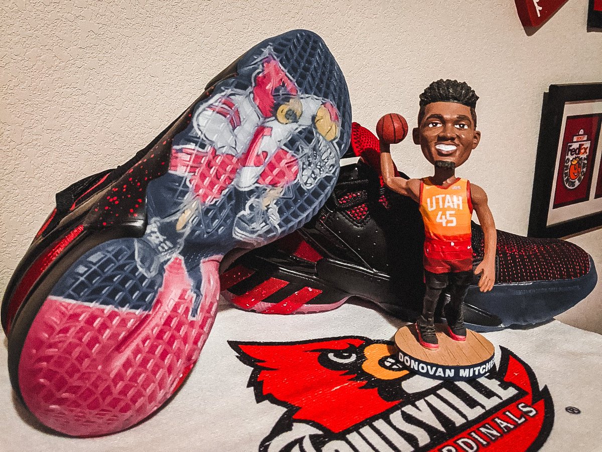GoCards's tweet image. The new #DONIssue2 x Louisville from @spidadmitchell is 🔥!

Did you get a pair?
Let's see 'em!

#GoCards