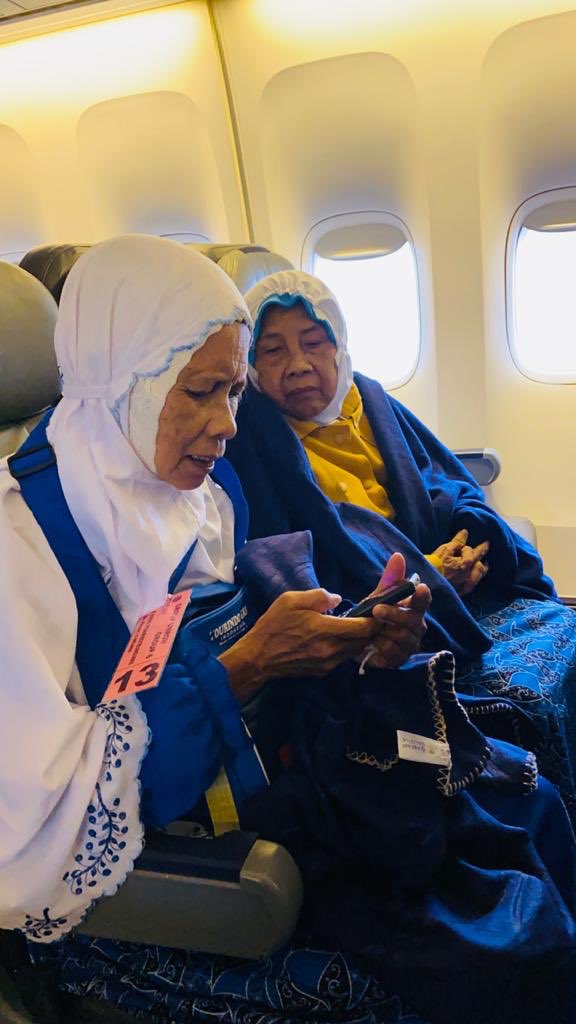 Dua ibu di dekatku. Ibuku Siti Khadijah (kanan) lulus SD sj tidak, bisanya hanya bc Qur'an dan salat. Kakakku Dhaifah (kiri) hanya lulusan SD, tp spt ibuku, dia selalu membaca Qur'an dan salat. Keduanya mendorong anak2nya belajar dan selalu beribadah. Itulah sy dan ponakan2ku.