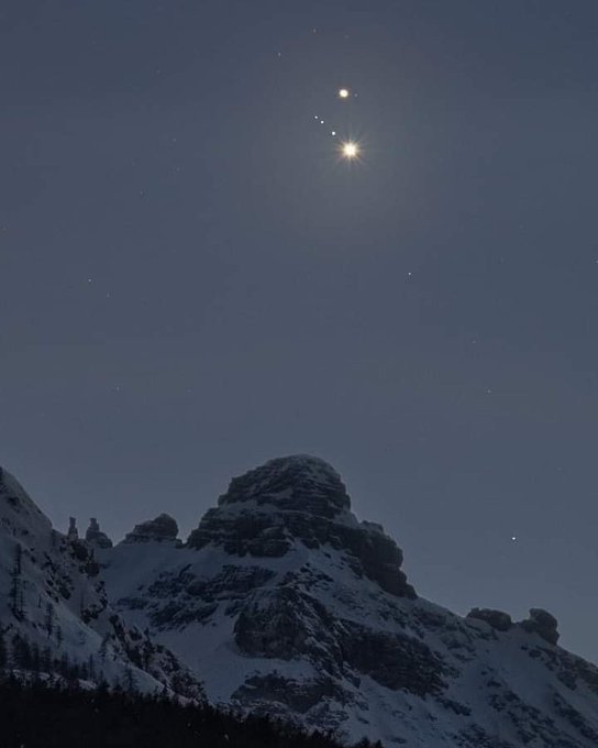 AustroInformac1's tweet photo. #MUNDO, 🌐 "Estrella de Belen" 🌟

Conjunción de Júpiter y Saturno (Estrella de Belén) observada desde distintos lugares del mundo. Evento astronómico que no ocurría alrededor de 400 años. https://t.co/ktc9xJlEN5