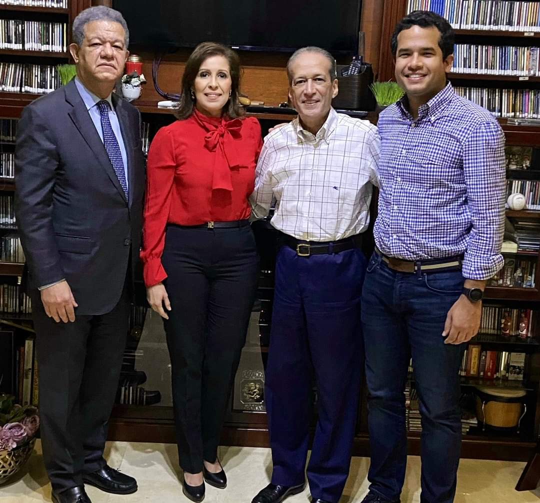 Moisesvasquezm2's tweet photo. Me informan que el espíritu navideño, hace que los amigos y hermanos se acerquen !!  Mensaje simiótico 🤔🤔 https://t.co/4zQWekBpHA