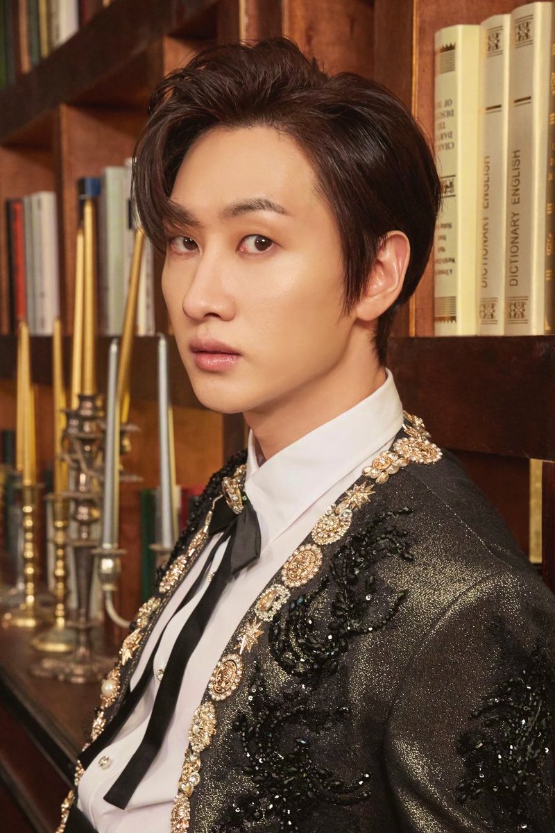 silver__elle's tweet photo. Your Royal Highness Prince Lee Hyukjae and Prince Lee Donghae 🤴🏻👑 

#SUPERJUNIOR #TheRenaissance @SJofficial https://t.co/OFYULYCFb1