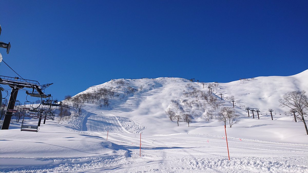 谷川岳天神平 谷川岳天神平スキー場情報 やっと晴れました 積雪260cmのパウダースノー で営業中です 谷川岳がとても綺麗に見えてます 詳しくは弊社hpで 天神平スキー場 谷川岳 榛名山 谷川岳ロープウェイ 水上温泉 伊香保