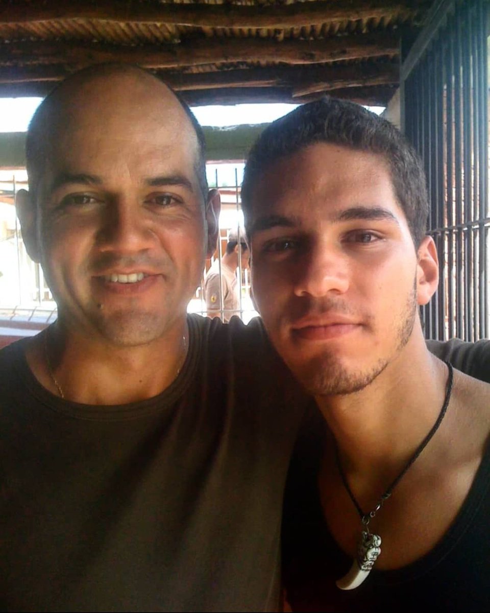 Mi papá tiene 27 años En el #MetrodeCaracas, y está cobrando unos 4$ al mes.. ha pasado desde arreglar Metrobuses, pintarlos y demas!! hasta Manejar trenes!! HOY TRABAJAR AHÍ NO LE ALCANZA PARA VIVIR... así que ofrece sus servicios de lo que mejor sabe hacer, ayúdame a ayudarlo❤