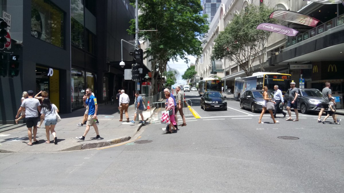 cbdbug's tweet image. The Elizabeth St "CityLink Cycleway" safe protected bikelanes are looking good and just waiting for the green paint. 🚲👍
#minimumgrid