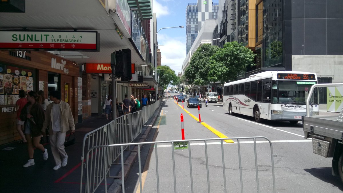 cbdbug's tweet image. The Elizabeth St "CityLink Cycleway" safe protected bikelanes are looking good and just waiting for the green paint. 🚲👍
#minimumgrid