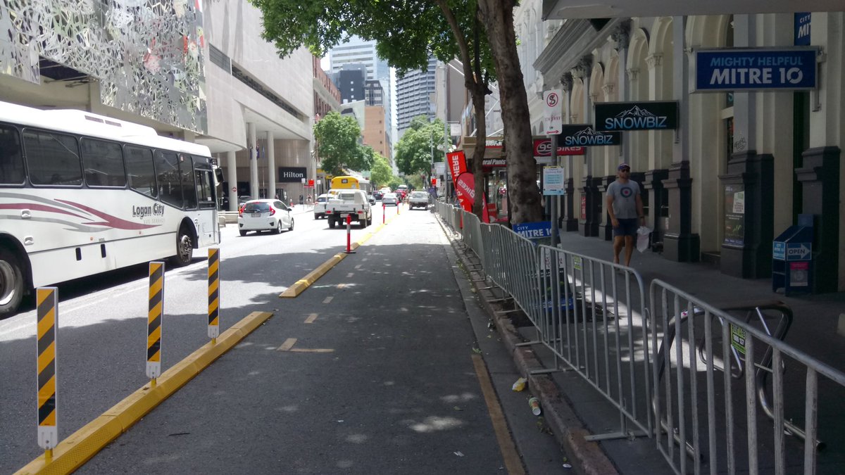 cbdbug's tweet image. The Elizabeth St "CityLink Cycleway" safe protected bikelanes are looking good and just waiting for the green paint. 🚲👍
#minimumgrid