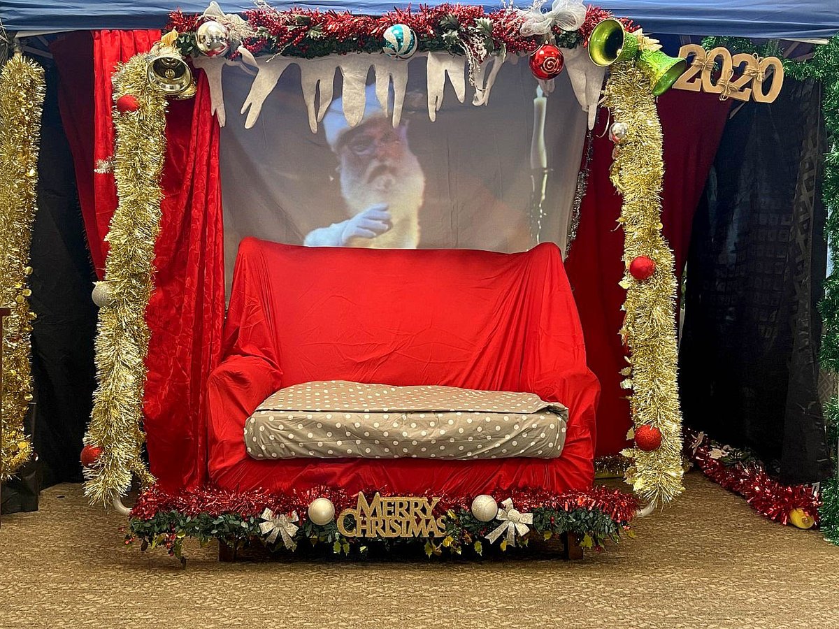 HammondCare's tweet photo. Strathearn House in Scone, Upper Hunter, has set up a gorgeous photo booth where residents can have fun getting their photos taken with Santa! 🎅
#ChristmasAtHammondCare #HammondCare #Christmas #santa #photobooth #photowithSanta https://t.co/j0r75wGrFa
