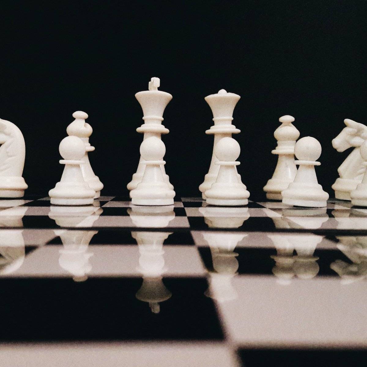 NewarkChessClub's tweet photo. "Whatever your circumstances, anyone can enjoy a good fight to the death over the chess board.” – Simon Williams

 #NewarkChessClub #SuccessWithChess https://t.co/BnIq5zmg5E