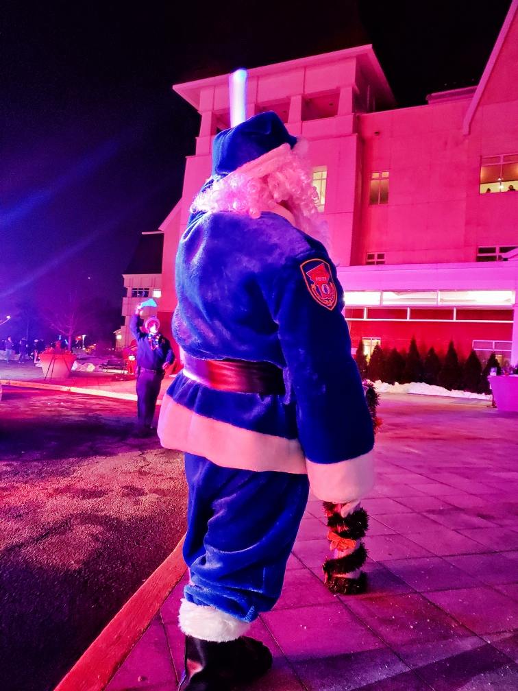WCPDNY's tweet photo. Blue Santa capped off a busy day by leading a procession of police vehicles, fire trucks, ambulances and other emergency vehicles to Maria Fareri Children’s Hospital tonight for Operation Good Night Lights. We hope we brought some smiles and good cheer to all @MFCHatWMC. https://t.co/QJuVSm5JgK